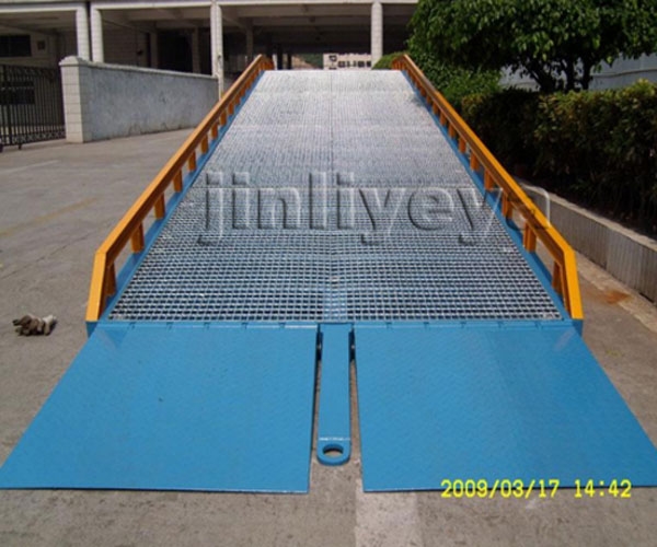 移動(dòng)式液壓登車橋定做
